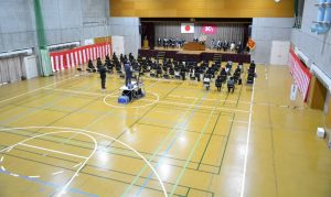 ▲式典会場のアリーナ(体育館5号館B棟)には大学院生17名と大学栄養学部3年次編入学生41名、保護者会役員3名が参列