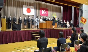 ▲式典に引き続き実施した香川綾・芳子奨励賞表彰式では、大学院・大学の受賞者18名に表彰盾と奨励金が授与されました。