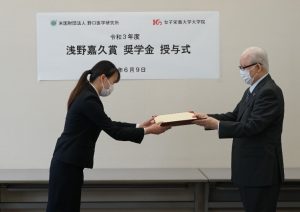 ▲浅野様より奨学金証書を授与(4名の学生が授与)
